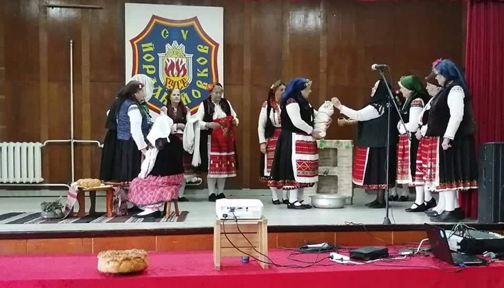 Децата проследиха пътя на съзряването на жената от мома до баба-акушерка