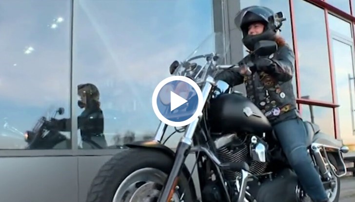 Извън света на 2 гуми, мирис на бензин и път без край,  Виолета е  средно статистическа жена -  съпруга, майка на 2 дъщери