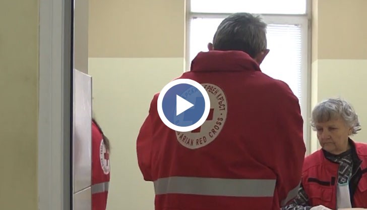 Въпреки че от Българския червен кръст съдейства на всеки, който иска да започнат работа, дори младите и здравите предпочитали да не правят тази важна промяна в живота си, разказва доброволец