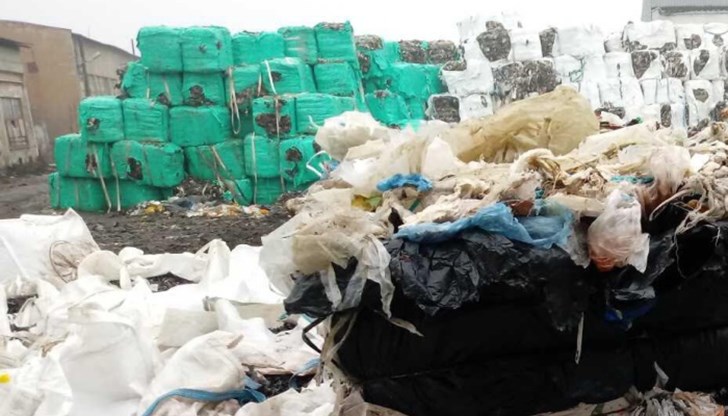 Оказа се, че балите с отпадъци в склада на “Феникс Плевен” са пълни с опасни вещества