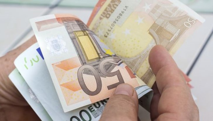 В момента най-ниската минимална работна заплата е в България. От 1 януари тя беше повишена на 610 лв. Най-висока тя е в Люксембург - 1738 евро месечно