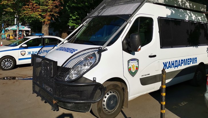 Пред Министерството на околната среда и водите има коли на жандармерията и прокуратурата Пред Министерството на околната среда и водите има коли на жандармерията и прокуратурата