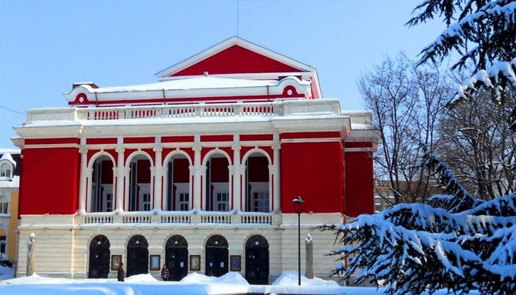 Първият спектакъл е най-новата продукция на Русенската детска опера - "Огнивото", по приказката на Андерсен