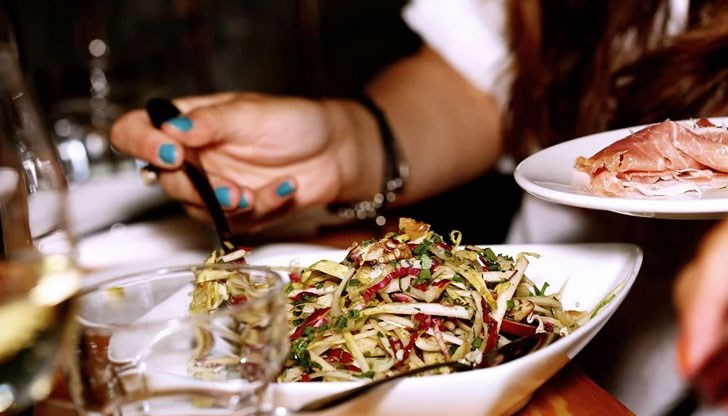 В Германия дават по ресторантите 4,3% средно на домакинство, докато в България са 4,5%, сочи изследването В Германия дават по ресторантите 4,3% средно на домакинство, докато в България са 4,5%, сочи изследването