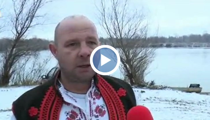 Кръстът там ще бъде хвърлен във водите на река Дунав от бившия капитан на кораб и свещеник в местния храм "Св. Архангел Михаил" отец Игнатий