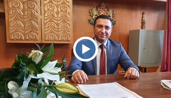 Според подадената жалба кметът е нарушил Закона за местната власт, като се твърди, че той не е прекратил в срок участието си в търговско дружество