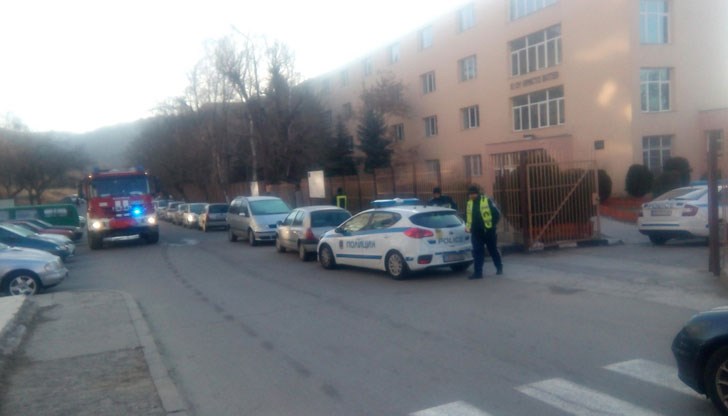 На място има полиция, линейки и пожарна На място има полиция, линейки и пожарна