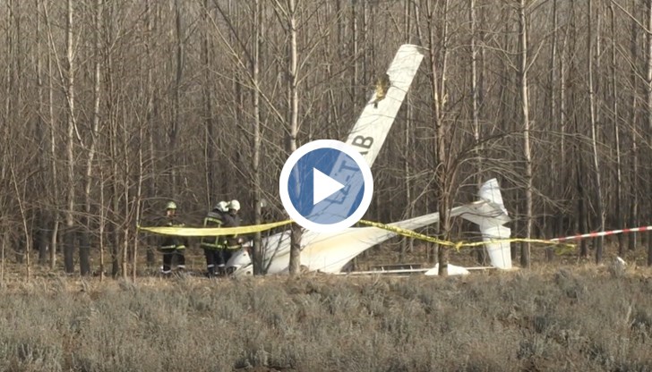 Малък самолет падна на частно летище край село Бъзън