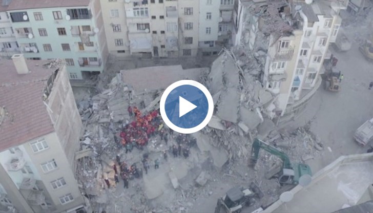 Спасители продължават да вадят живи хора изпод развалините