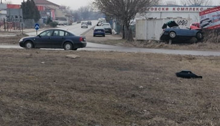 БМВ се заби в билборд, шофьорът е с опасност за живота
