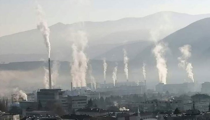 Въздухът в Пещера е отвратителен. Мирише отвратително. Преди пушеше един комин, сега пушат четири-пет, описват картината пещерци Въздухът в Пещера е отвратителен. Мирише отвратително. Преди пушеше един комин, сега пушат четири-пет, описват картината пещерци