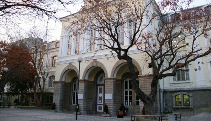 50-годишният мъж нахлул по време на час и се държал агресивно с учителката и 13-годишното момче 50-годишният мъж нахлул по време на час и се държал агресивно с учителката и 13-годишното момче