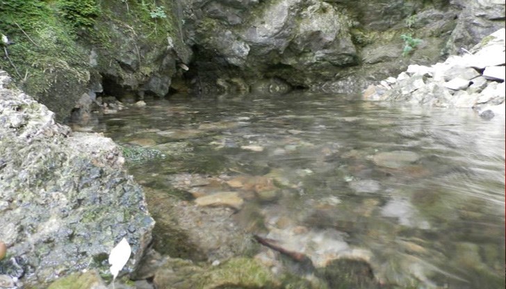 Започна изпомпването на вода от пещерата и вливането ѝ в руслото на Струма
