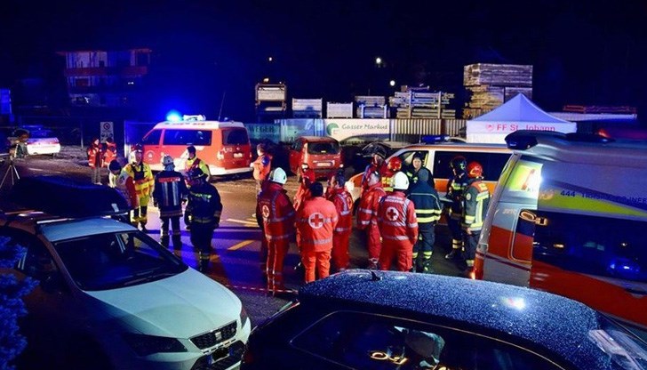 Инцидентът е станал, след като кола се е врязала в група от 17 туристи