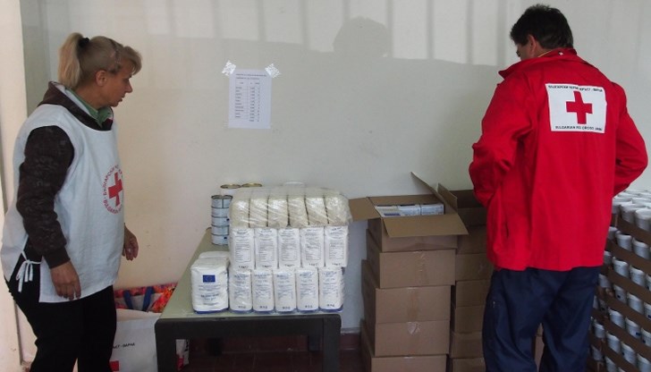 Всеки от тях ще получи пакет с общо тегло от почти 25 кг, който съдържа 16 вида продукти - брашно, ориз, спагети, зеленчукови и месни консерви, боб, леща, олио, конфитюр и др Всеки от тях ще получи пакет с общо тегло от почти 25 кг, който съдържа 16 вида продукти - брашно, ориз, спагети, зеленчукови и месни консерви, боб, леща, олио, конфитюр и др