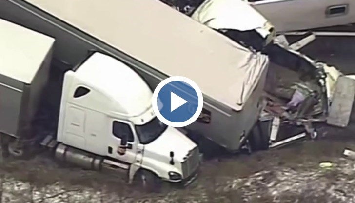 Автобус се преобърна, удариха го поне три камиона