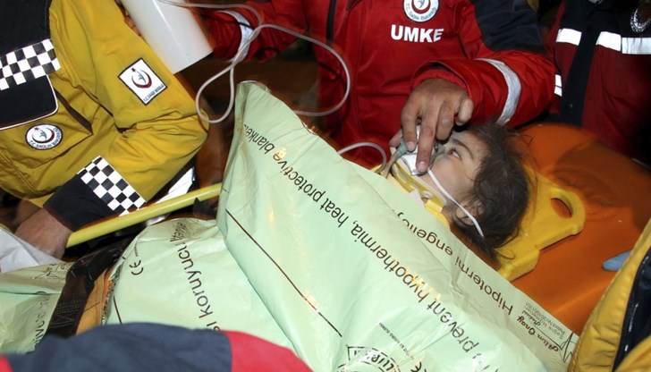 Броят на жертвите на силното земетресение продължава бавно да расте Броят на жертвите на силното земетресение продължава бавно да расте