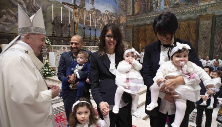 Децата са останали спокойни, което е изненадало папа Франциск