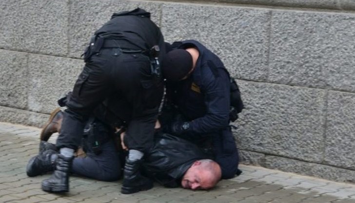 Полицаи срещу протестиращи от "Възраждане" за водата на Перник