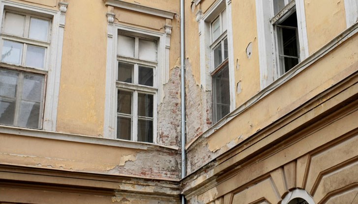 Пациентски легла, чиито пружини са така безвъзвратно продънени, че са завързани с бинт, за да не пропадат пациентите; гол, студен, каменен под, неремонтиран от създаването на болницата през 1884 г...