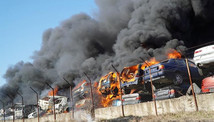 По първоначални данни от огнената стихия са засегнати над 100 автомобила