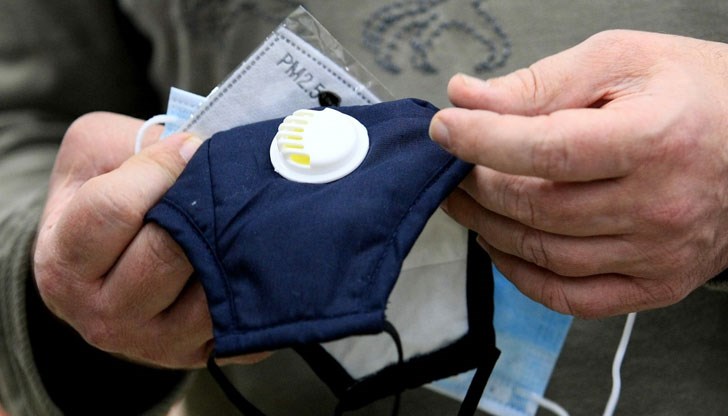 Магистър-фармацевт пояснява, че т.нар. „хирургически маски“ не вършат работа срещу мръсния въздух