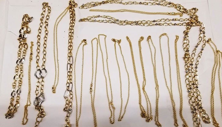 Находката на митничарите е 266 златни изделия от жълт и 1470 сребърни
