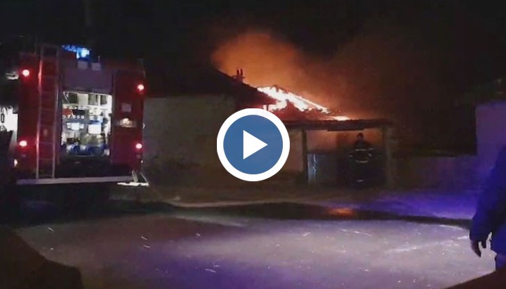 Предположенията са, че късо съединение от скъсана електрическа жица в съседен имот е довела до огъня