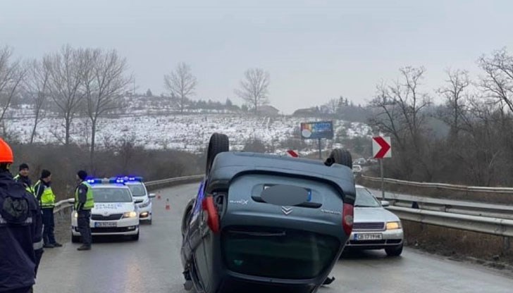 Кола се преобърна на пътя между Перник и София