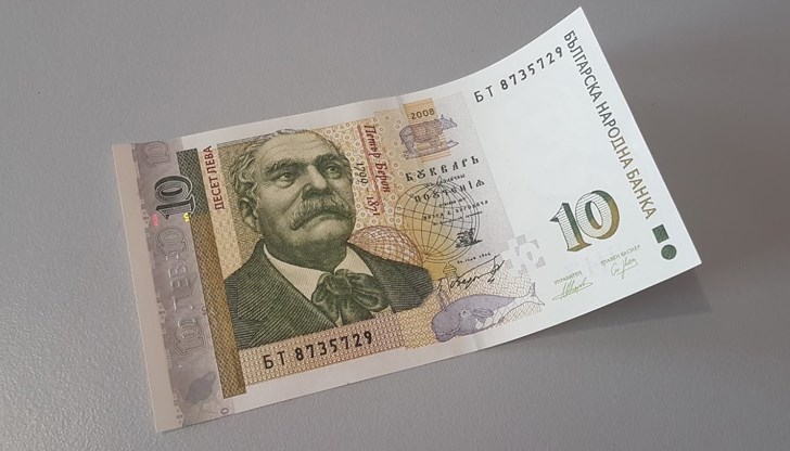 Шофьорът хвърлил няколко банкноти от 5 и 10 лева Шофьорът хвърлил няколко банкноти от 5 и 10 лева