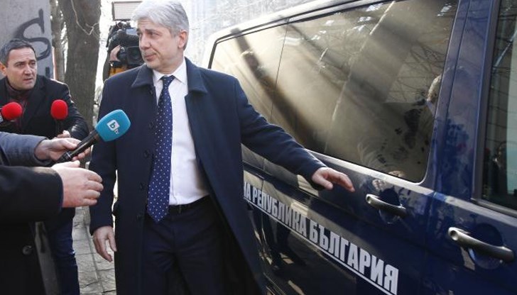 Спецпрокуратурата удължи ареста му до 72 часа, на свобода можел да пречи на разследването Спецпрокуратурата удължи ареста му до 72 часа, на свобода можел да пречи на разследването