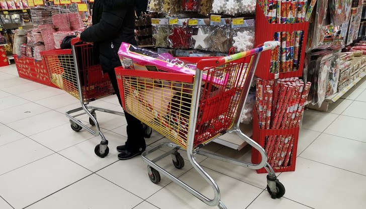 Българинът, когато дойде празник, обича масата да е пълна и да има подаръци Българинът, когато дойде празник, обича масата да е пълна и да има подаръци