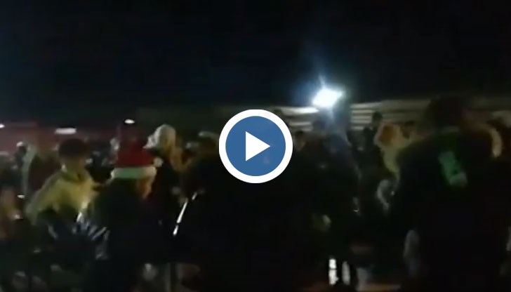 100 души танцуваха под звуците на „Бяла роза”