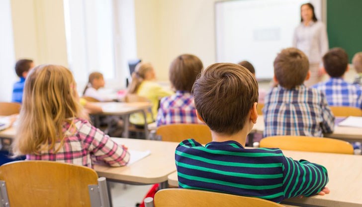 На началните учители вече са предоставени записи, както и примерни бланки за отбелязване на отговорите, за да могат учениците да се упражняват, а на самия изпит да се чувстват уверени и спокойни, обясни просветният министър