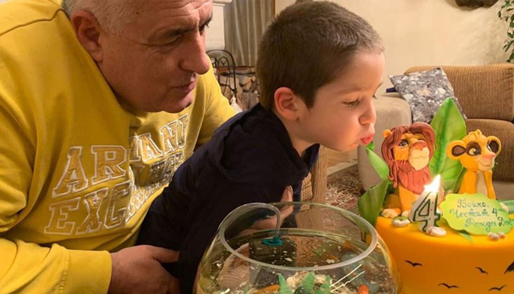 Гордият дядо подари аквариум с рибки на вече 4-годишния си внук