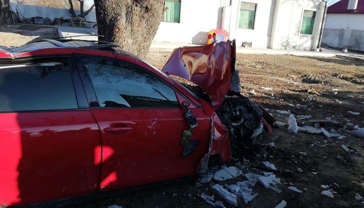 Мъжът блъсна стълб, а след това събори ограда с колата си Мъжът блъсна стълб, а след това събори ограда с колата си