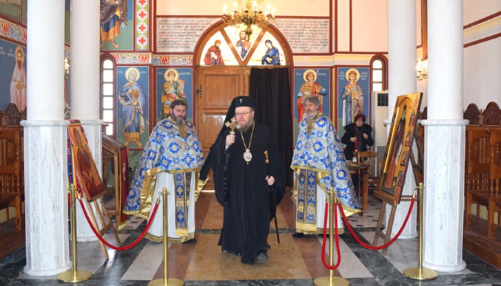 Митрополит Наум отслужи света литургия