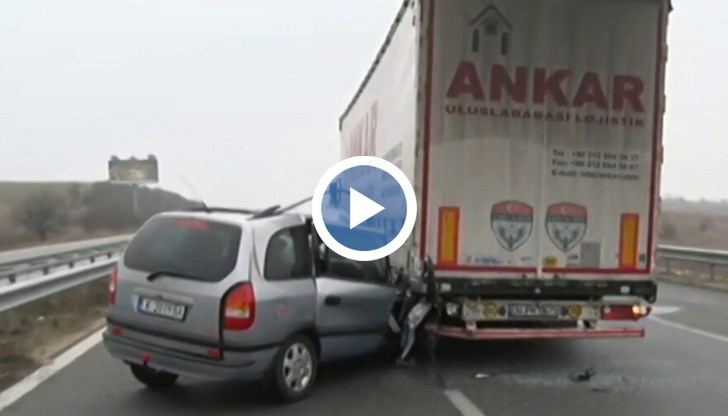 Причината за удара между ТИР и няколко леки коли е гъстата мъгла в района