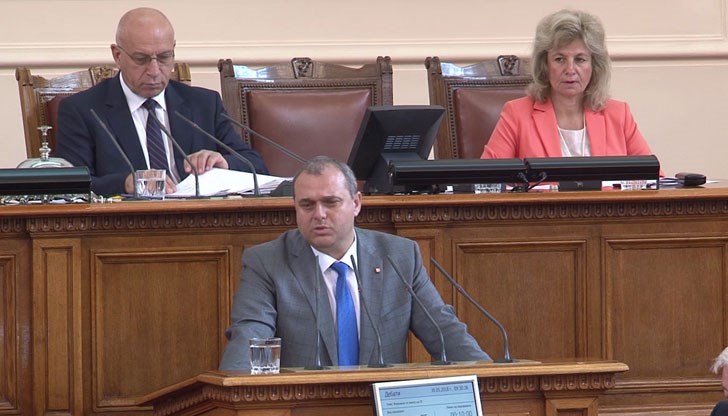 Не смятаме да напускаме управлението. Не, защото е самоцел или сме много доволни от коалиционните си партньори, заяви Искрен Веселинов Не смятаме да напускаме управлението. Не, защото е самоцел или сме много доволни от коалиционните си партньори, заяви Искрен Веселинов