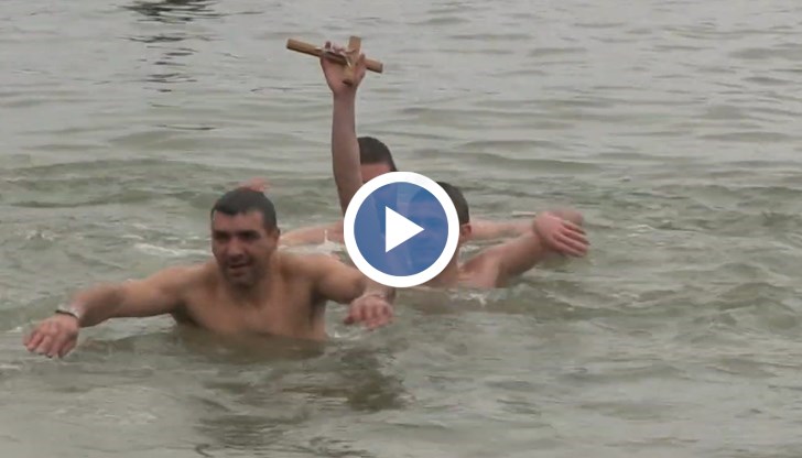 В русенското село тази година за първи път младежи скачаха за кръста в Дунава