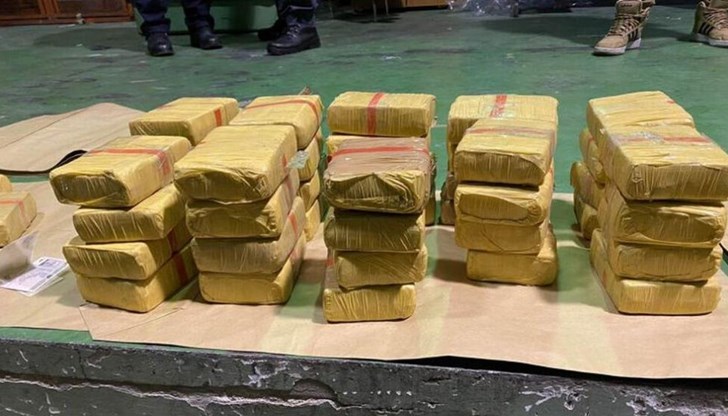 57-те пакета с хероин са били укрити в специално изградени тайници в автомобила