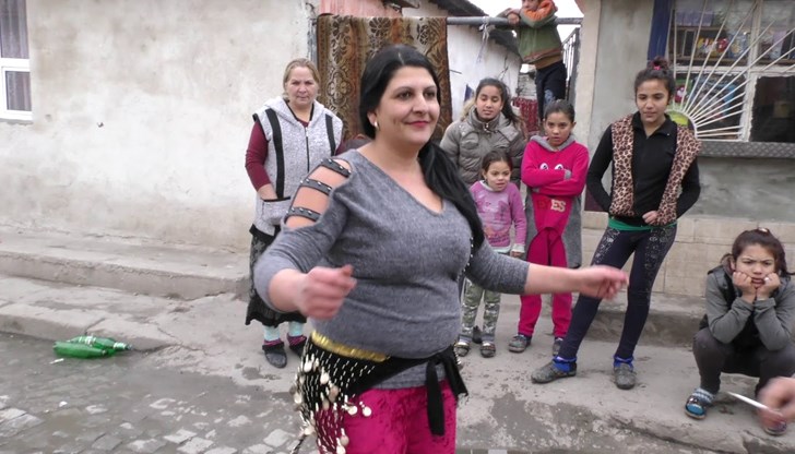 Традиционно ромският празник се празнува три дни – от 13 до 15 януари