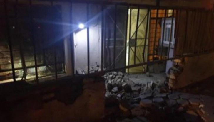 Всички пътища към сградата на посолството са затворени