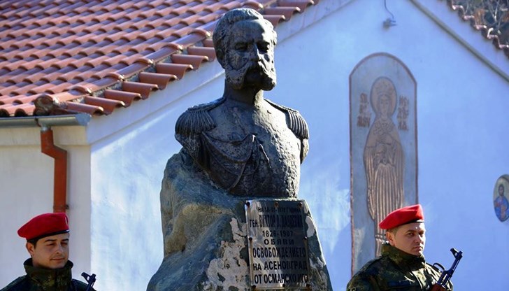 Венци и цветя пред бюст-паметника на генерал Виктор Дезидериевич Дандевил