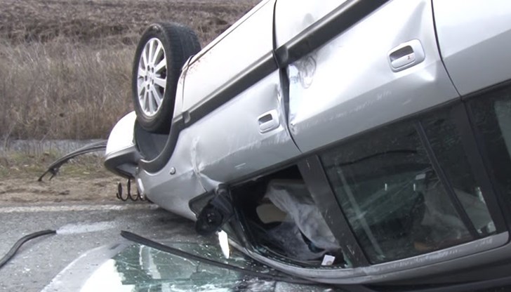 18-годишен шофьор се ударил в крайпътна табела и колата се превъртяла през таван