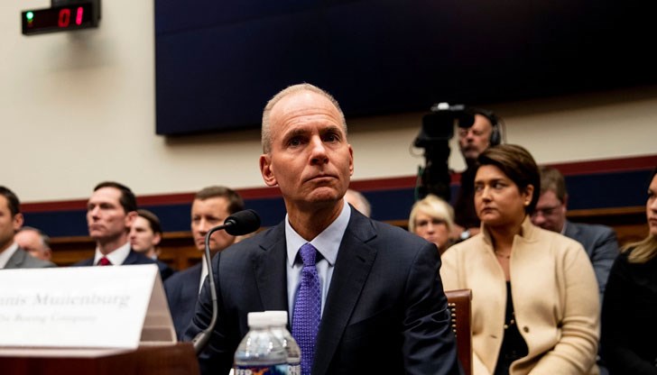 62-годишният Мюлънбърг бе освободен през декември, тъй като компанията не успя да се справи с последиците от две фатални катастрофи с най-продавания й самолет 737 Макс