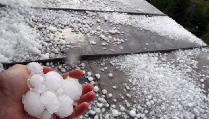 Изпочупени са коли и прозорци на сгради