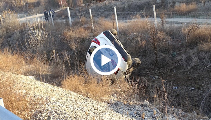 Двама гърци катастрофираха с кола под наем