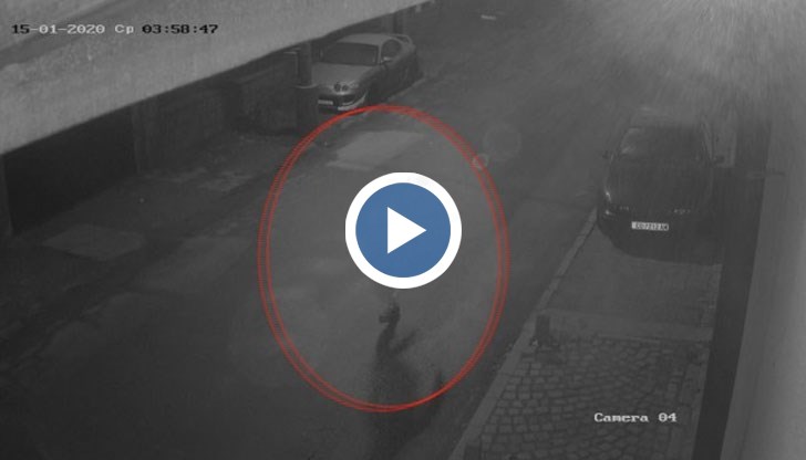 На записите се вижда мъж, който се приближава към къщата на юриста, носейки багаж