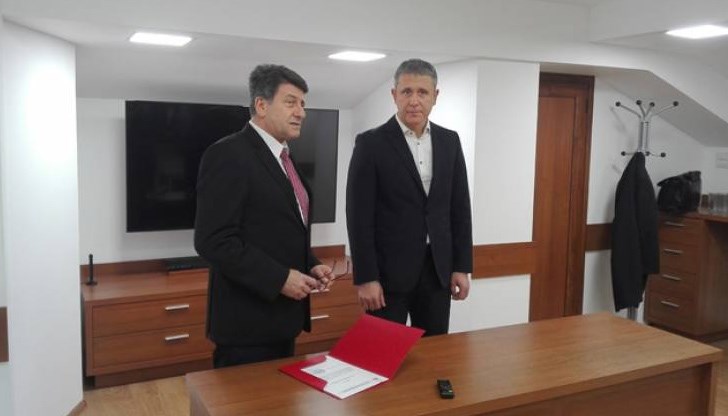 Актът за встъпване беше връчен от Емил Денев - заместник на административния ръководител – заместник-апелативен прокурор на Апелативна прокуратура – Велики Търново